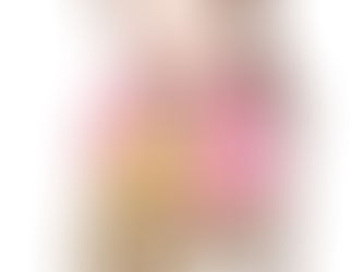 地震後に夜泣きする赤ちゃんを抱いて不安そうにする母親のイラスト。母子の心理的緊張を表現。
