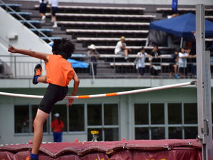 走り高跳びの着地で尾てい骨を打撲した小学生のスポーツ外傷イメージ