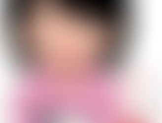 机で作業する女性の肩と腕に負担がかかっている様子を示すイラスト