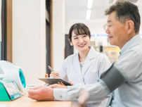 血圧測定を受ける男性と、それをサポートする医療スタッフ。心臓や血管の健康を確認している場面
