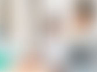 血圧測定を受ける男性と、それをサポートする医療スタッフ。心臓や血管の健康を確認している場面