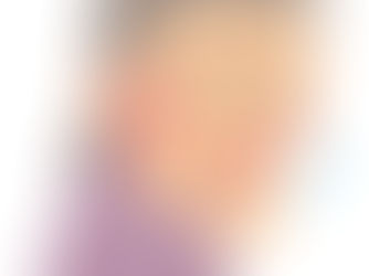 咳によって胸の痛みが悪化している高齢女性を描いたイラスト
