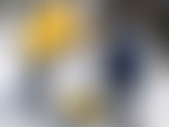 雪かきによる手首の腱鞘炎で来院した男性への鍼施術とアイシングの様子