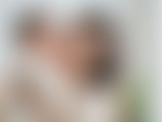 泣いている赤ちゃんを抱きながらあやす母親の写真。小児鍼の記事で子どもの不安や夜泣きの背景を説明するためのイメージ。