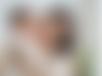 泣いている赤ちゃんを抱きながらあやす母親の写真。小児鍼の記事で子どもの不安や夜泣きの背景を説明するためのイメージ。