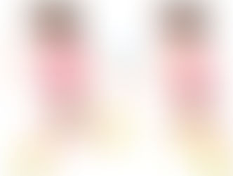 陸上部の女子選手がリレーでバトンを受け渡す様子