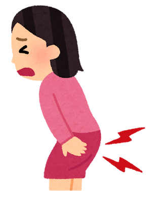 肛門の痛みに苦しむ女性。緊張と不安が重なり、身をかがめる姿が印象的な一場面。