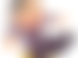 高齢女性が転倒して腰を痛めている様子を描いたイラスト。骨粗しょう症による腰痛の説明用画像。