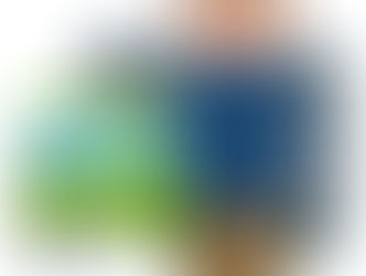 青いジャケットを着た男性が緑のトラックの前で腕を組み、微笑んで立っている。腰痛に悩むドライバーの回復を象徴するイラスト。