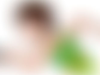 緑と黄色のユニフォームを着た高校男子短距離選手がバトンを持って疾走しているイラスト。右手に青いバトンを持ち、力強く前方へ走っている姿。