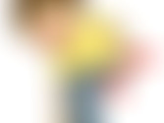 股関節の付け根から太ももにかけて痛みを感じる女性のイラスト。前屈み姿勢で痛みが強くなる様子を表現。