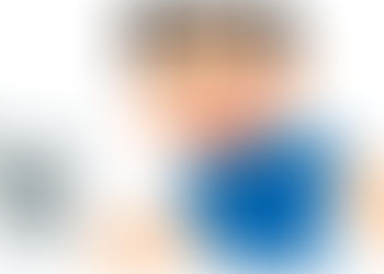 青いシャツを着た短髪の青年がサッカーボールに集中しているイラスト。リフティングをしている様子で、回復と前向きな姿勢を象徴