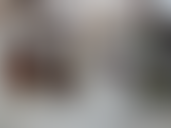 京都の産寧坂（三年坂）を見下ろした風景。急な石畳の階段の両側に、瓦屋根の伝統的な木造建築の店舗や民家が密集して立ち並んでいる。