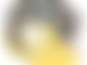 不安や緊張で血圧が上昇し、後頭部が重く感じる女性のイラスト