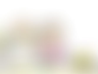 ベッドで休む高齢男性と、台所で料理をする高齢女性のイラスト。家庭内での介護と日常生活の様子を表現。