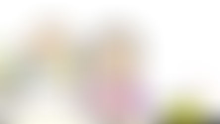 ベッドで休む高齢男性と、台所で料理をする高齢女性のイラスト。家庭内での介護と日常生活の様子を表現。