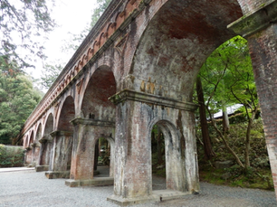 南禅寺水路閣の橋脚アーチの写真