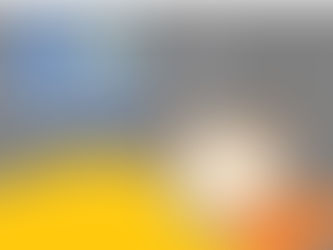 黄色い布団で眠る女性が穏やかな表情で目を閉じている。頭上に「Zzz」の文字が浮かび、窓には夜空と三日月が描かれている。