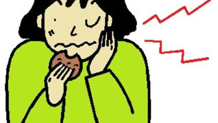 顎の痛みで口を押さえる人物のイラストと、顎関節症の記事を編集しているブログ画面