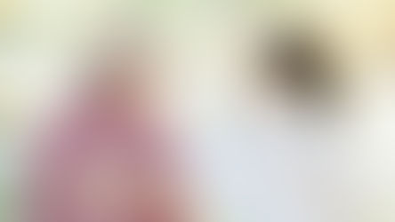 穏やかな表情で治療を受ける高齢女性のイメージ写真。柔らかな光の中で安心した様子が伝わる。