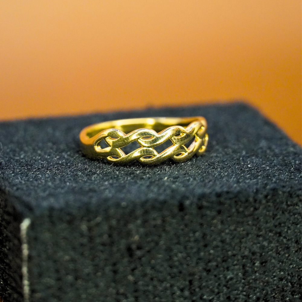 Anel com detalhes de onda com Banho de Ouro18k - tam 21