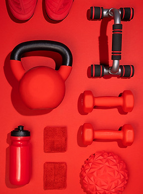 Draufsicht. perfekt bestellte Fitnessartikel in rot und schwarz