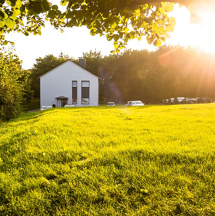Außenansicht des Haus am Park im Sonnenschein.