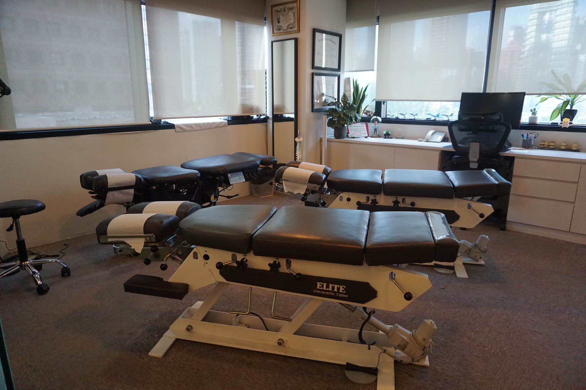 Treatment room with drop and flexion-distraction tables