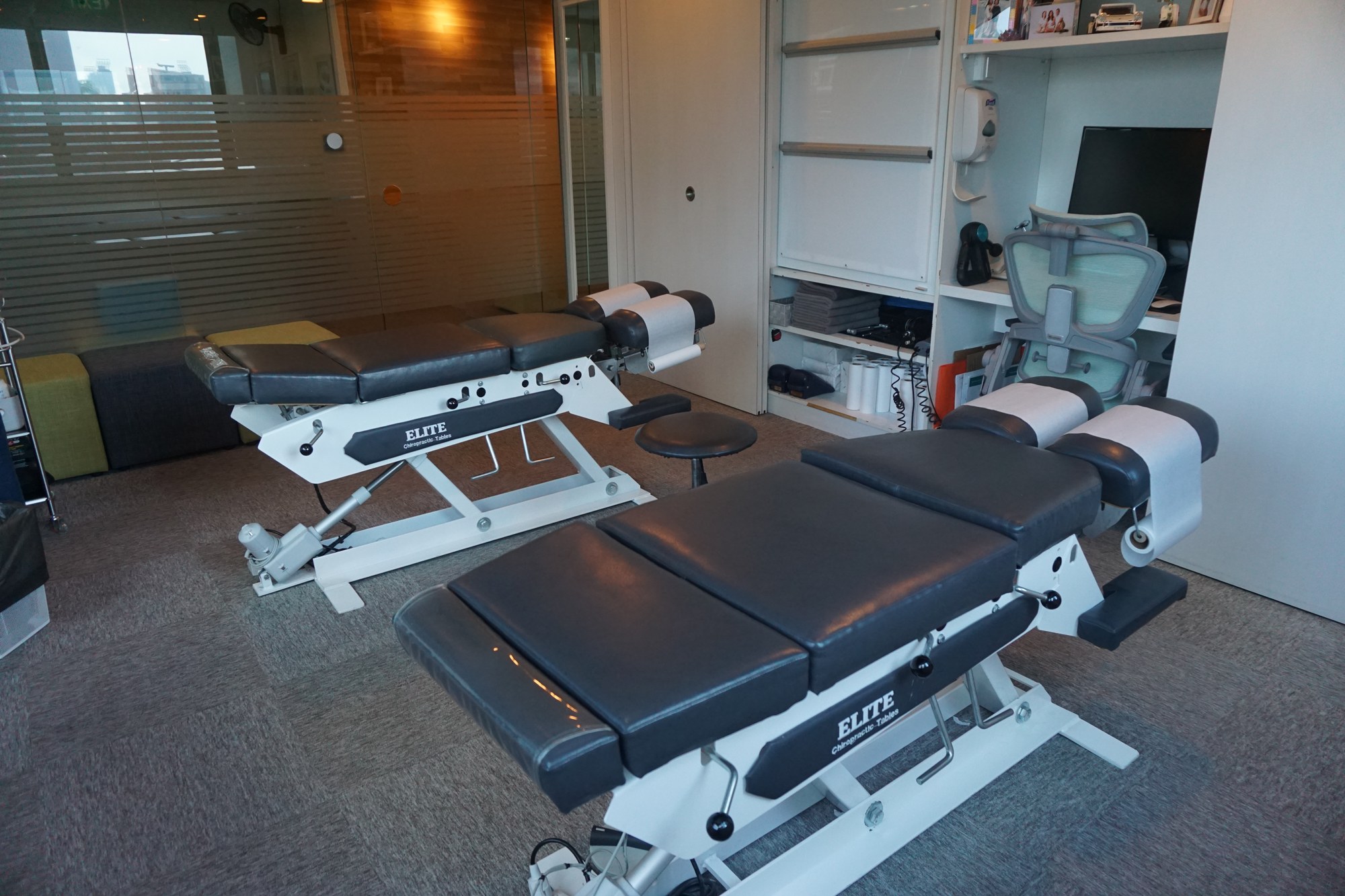 Treatment room with two adjusting tables