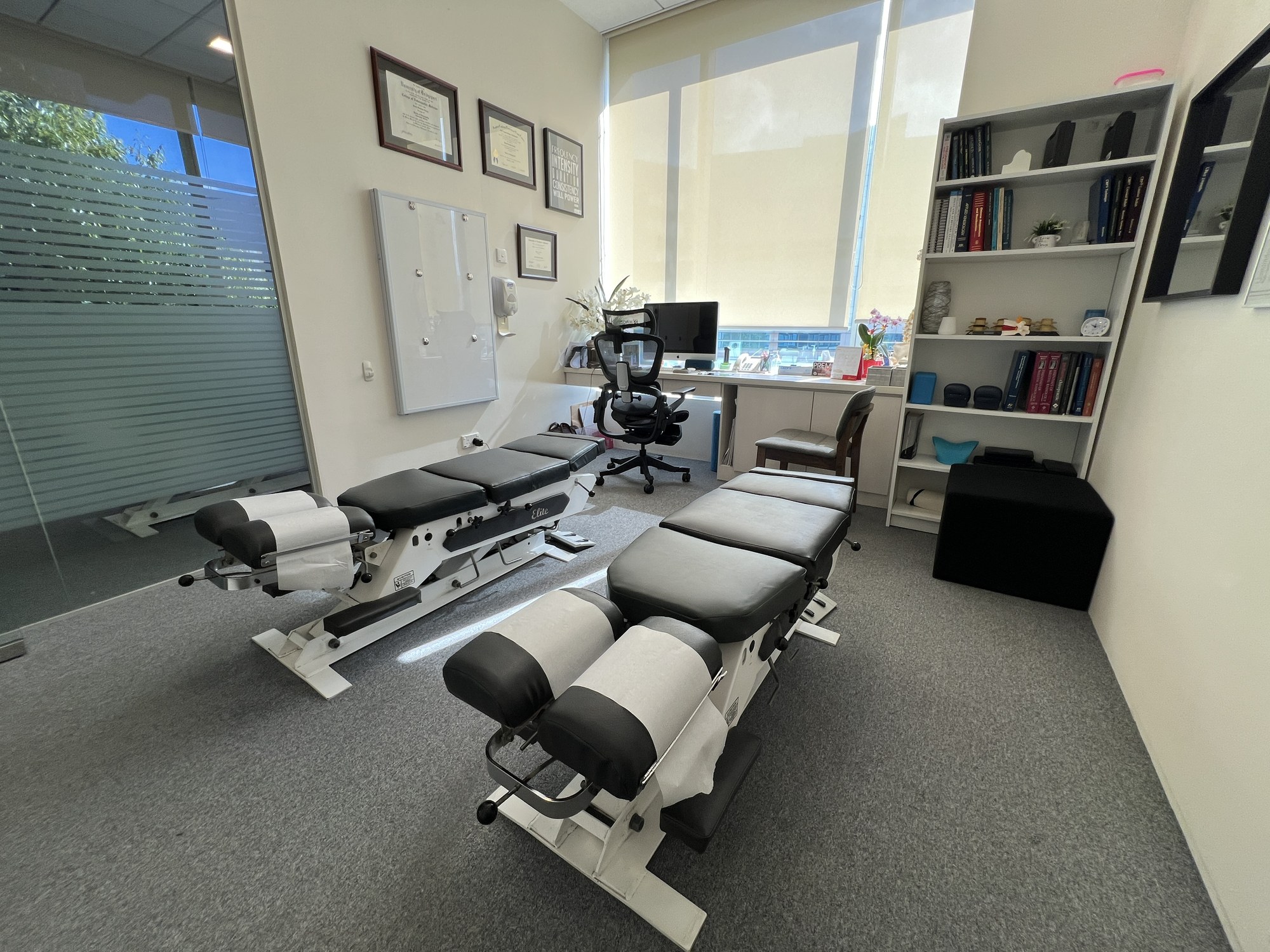 Treatment room with two adjusting tables, Novena