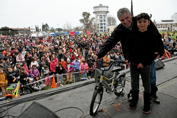 Llevaron a cabo el “Festival de las Infancias” en el Polideportivo con muchos sorteos y shows.