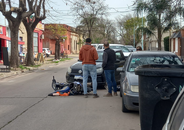 Otra jornada con varios siniestros viales: choques de moto y camionetas dejaron personas heridas en la ciudad