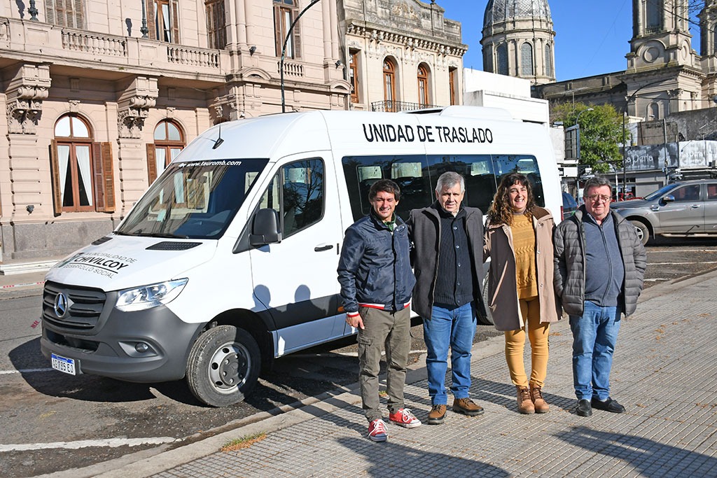 Viviana Lemme: “Es un vehículo que utilizamos continuamente, ya que viaja de lunes a viernes para trasladar a vecinos que viajan a hacer trámites urgentes o por cuestiones de salud”