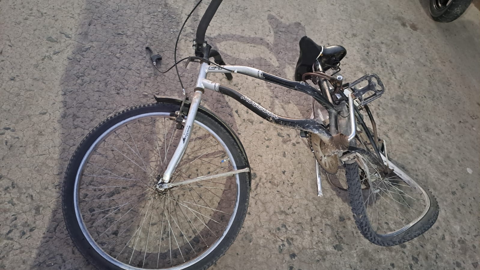 Investigan la participación de un tercer vehículo en la colisión de avenida De Tomaso y calle 24