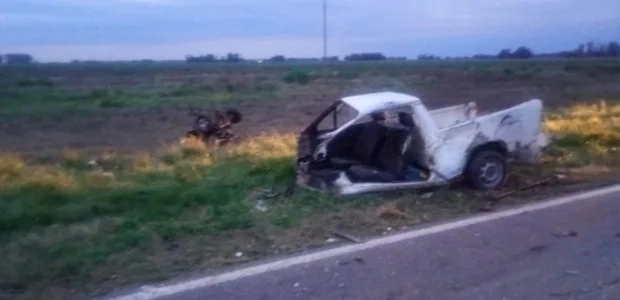 Florentino Ameghino: un muerto tras un choque frontal entre una camioneta y un camión en la Ruta 188