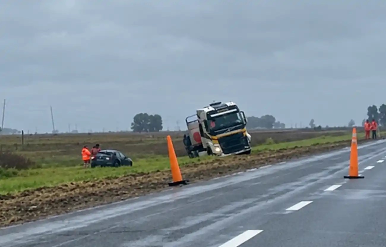 Las Flores: choque entre un auto y un camión en la Ruta 3