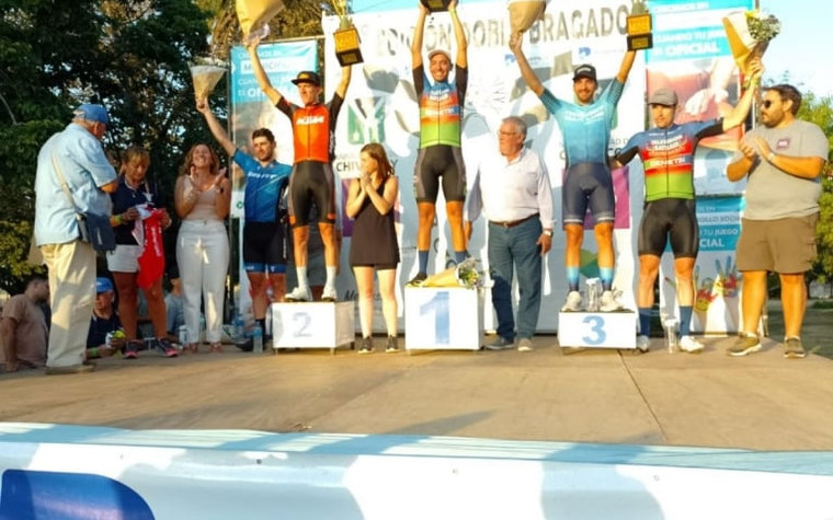 La Doble llegó a Bragado y Agustín Martínez se subió a lo alto del podio