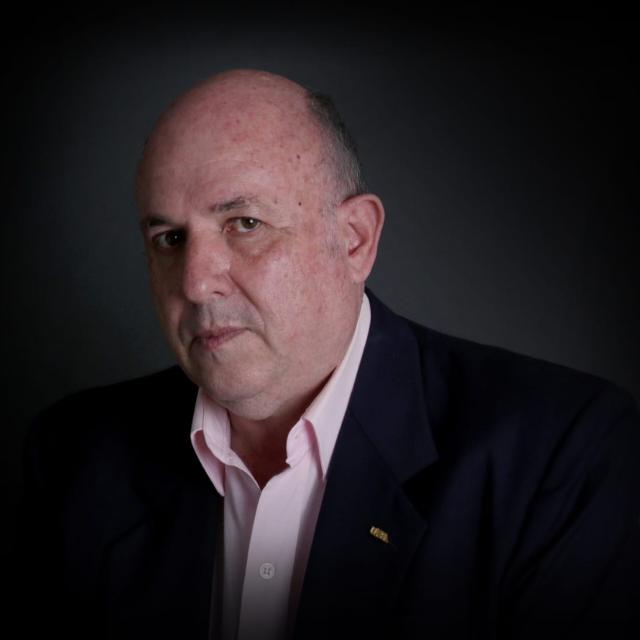 “Hay una convivencia en mis poesías de lo romántico, involucrado con la realidad cotidiana, es un poemario que contiene todos los ingredientes de la vida”