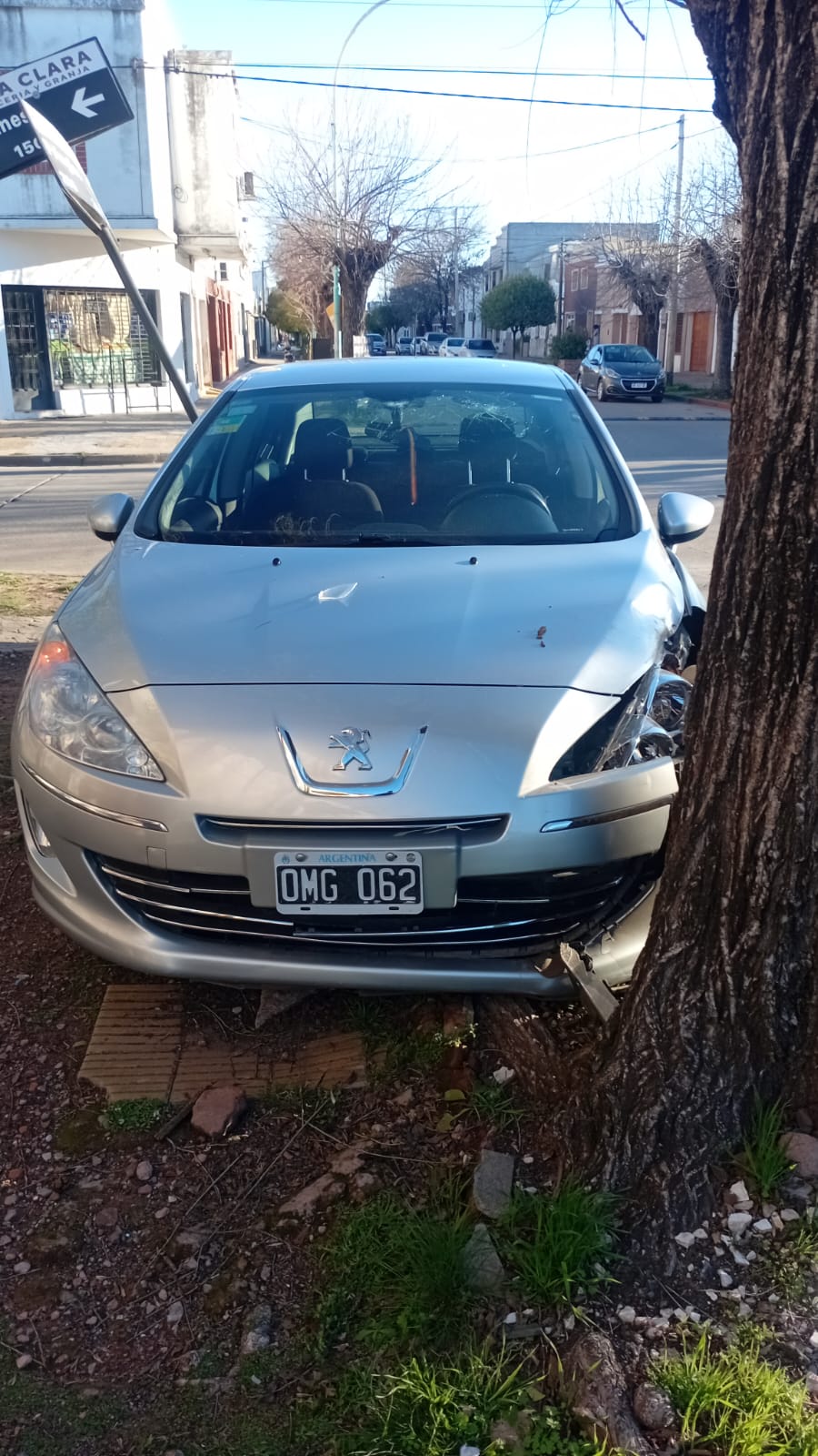 Un hombre de 1.14 g/l de alcohol en sangre perdió el control de su vehículo y subió a la acera. Ya tenía la licencia retenida por una infracción previa similar.