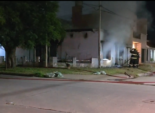 Incendio de grandes proporciones provocó importantes pérdidas materiales en el interior de una vivienda