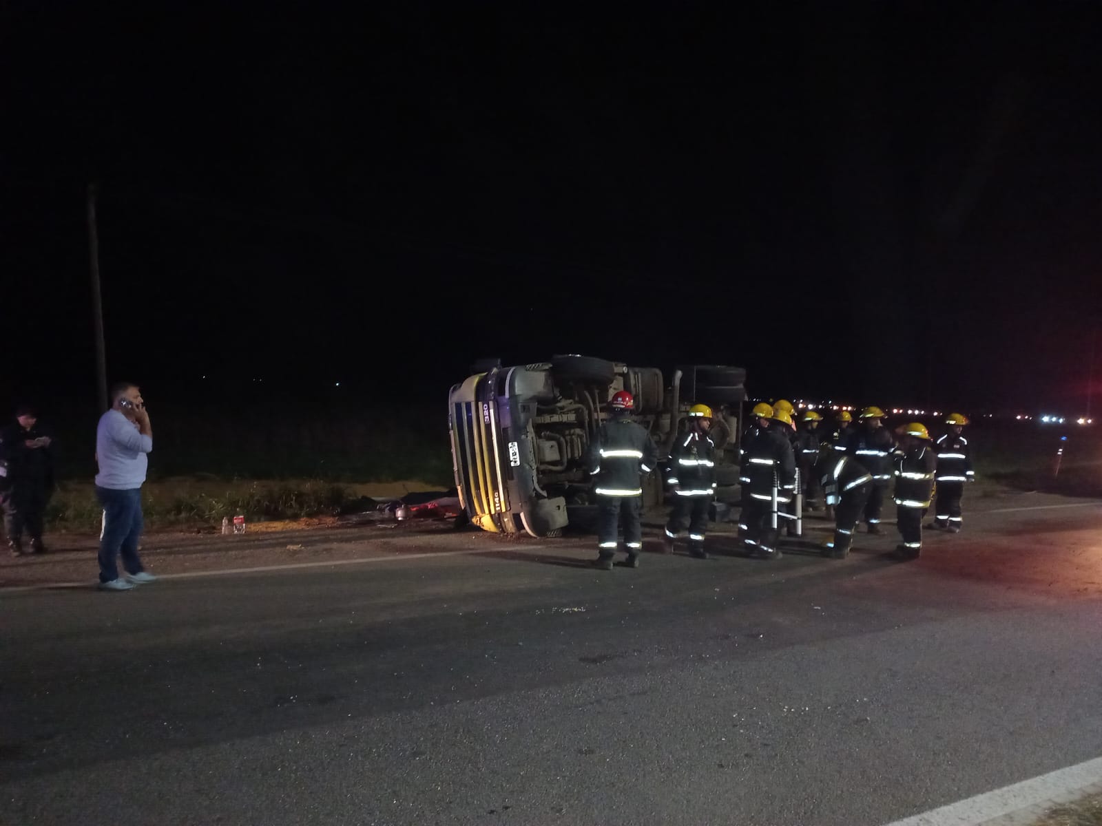Despiste y vuelco de un camión con dos personas lesionadas.