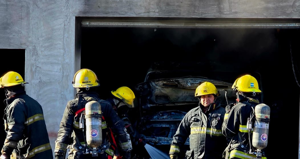 Incendio en un galpón con dos vehículos afectados