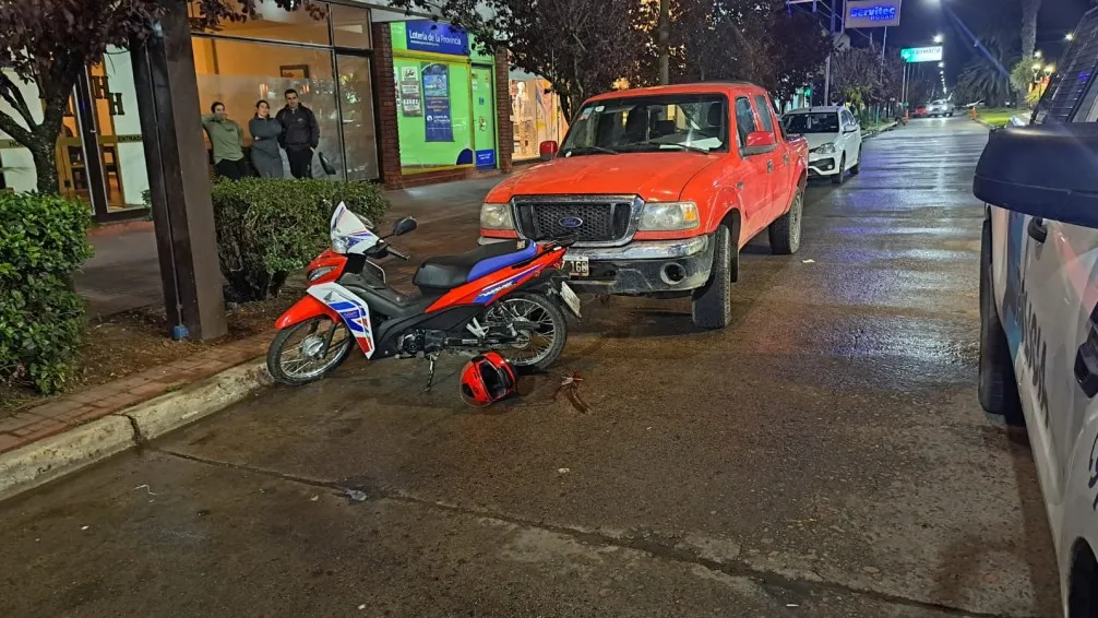 Bolívar: una motociclista fue hospitalizada tras chocar contra la puerta de una camioneta