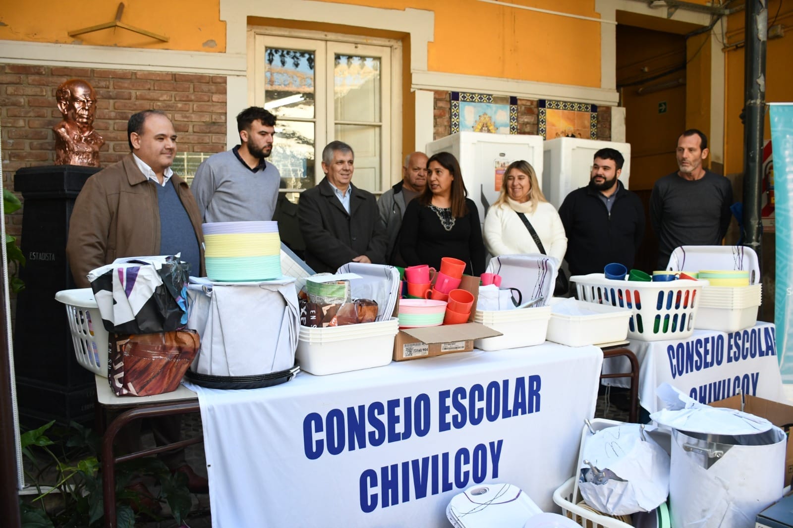 Entrega de electrodomésticos y materiales para las cocinas de establecimientos educativos que cuentan con el servicio alimentario.