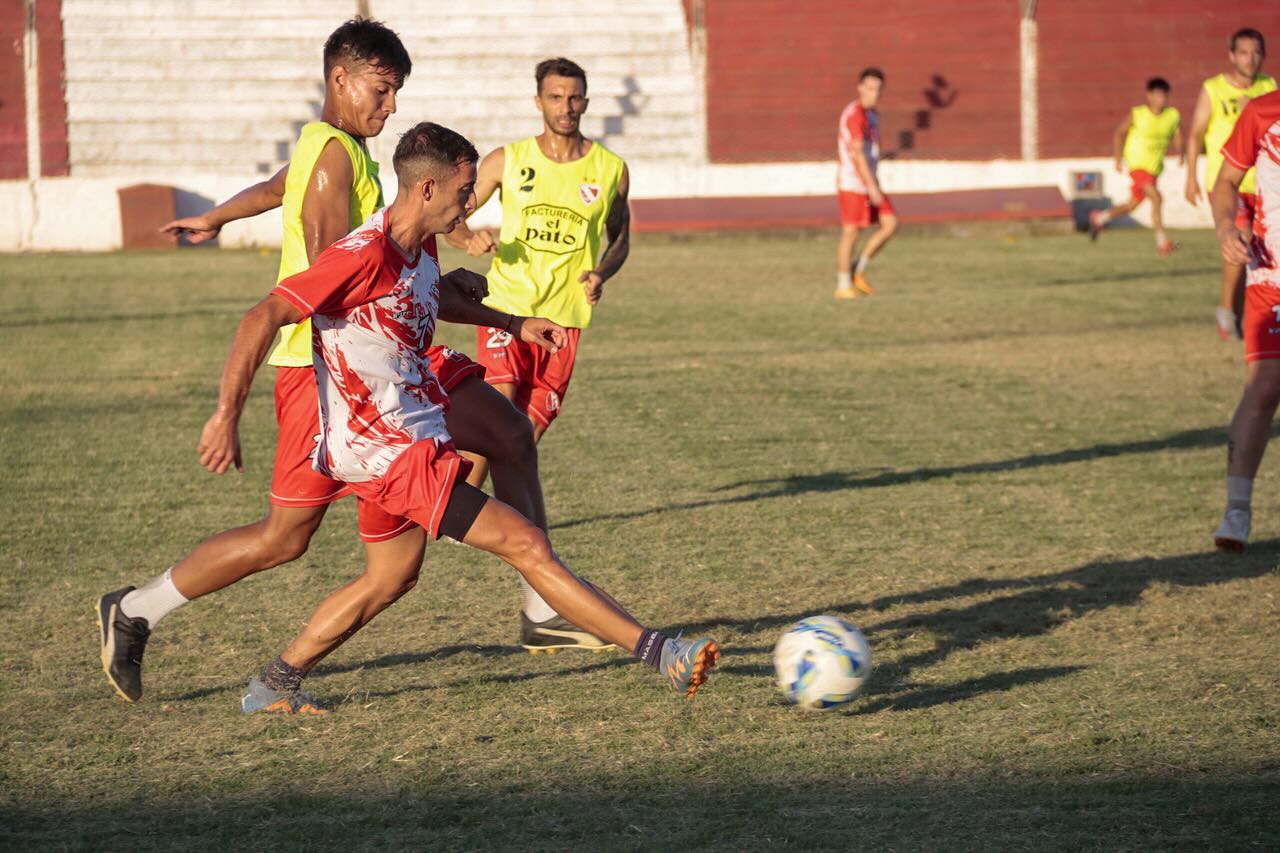 Independiente entrena doble turno y continúa reforzando su plantel superior.