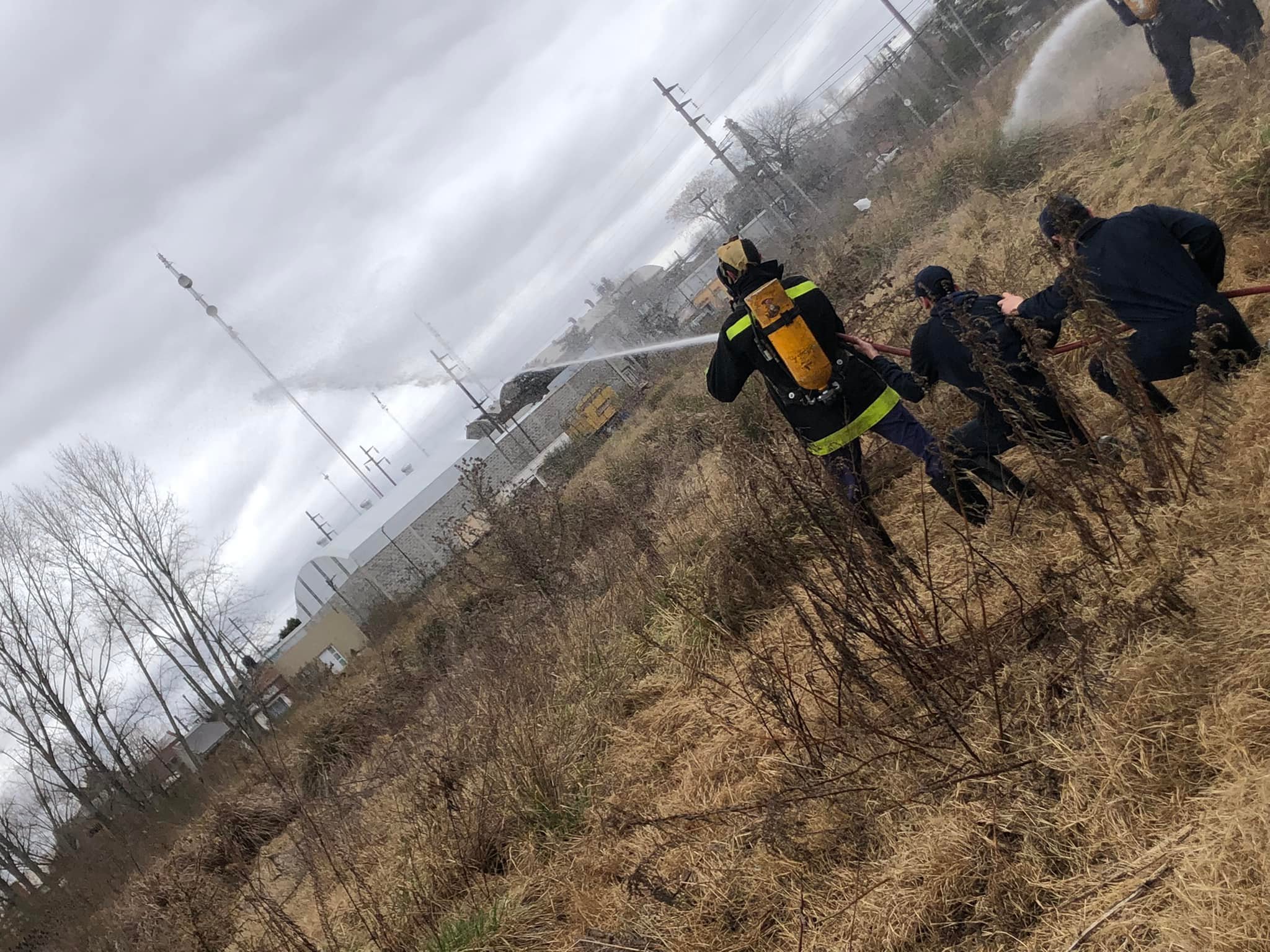 Bomberos de Chivilcoy y Moquehuá trabajaron más de dos horas para combatir un incendio de rastrojos