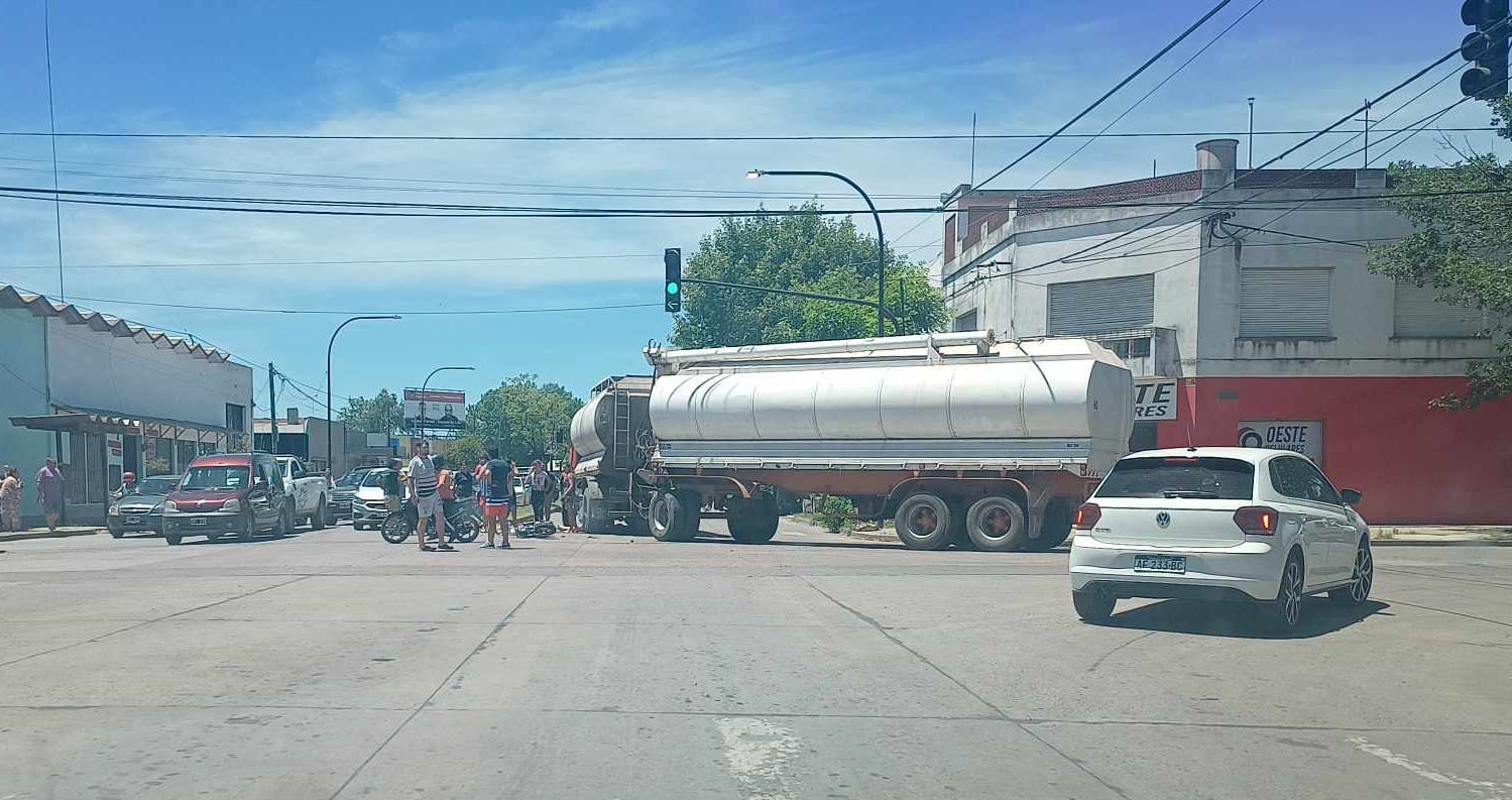 Grave siniestro vial entre un camión con acoplado y una motocicleta, una de sus involucradas estaba internada en Terapia Intensiva.