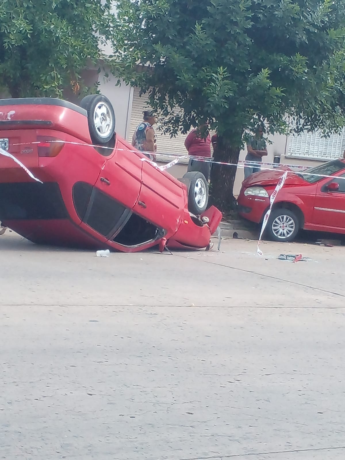 Dos vehículos colisionaron en avenida Urquiza, producto del impacto uno terminó volcando