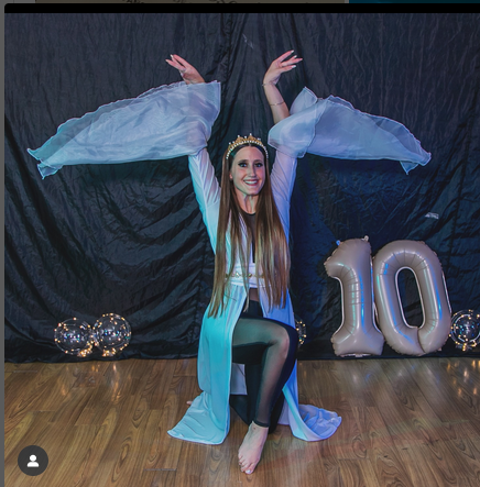 “El escenario de Tierra Santa recibió a grandes maestros de la danza árabe, que actualmente son mis maestros, ahora tener la posibilidad de estar en ese lugar realmente es muy hermoso”