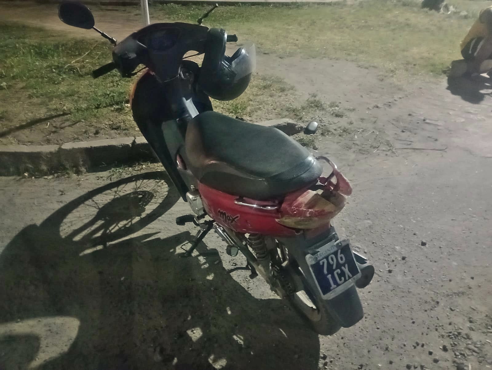 Chocaron una moto y un auto en la avenida Calixto Calderón